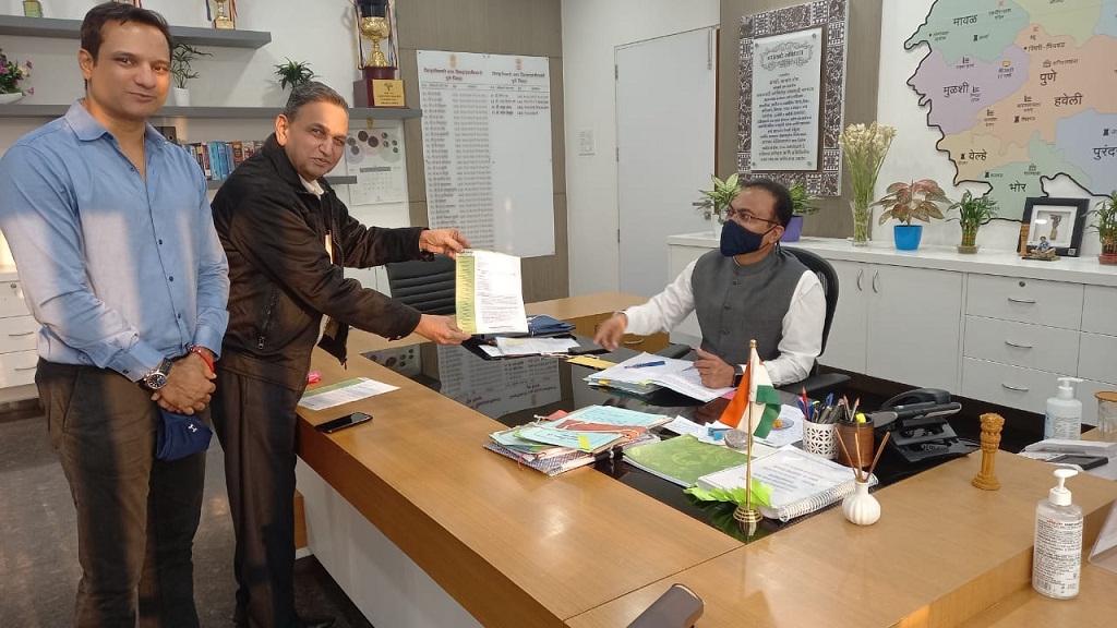 Members of CREDAI-Pune Metro submitting a Memo with District Collector, Pune