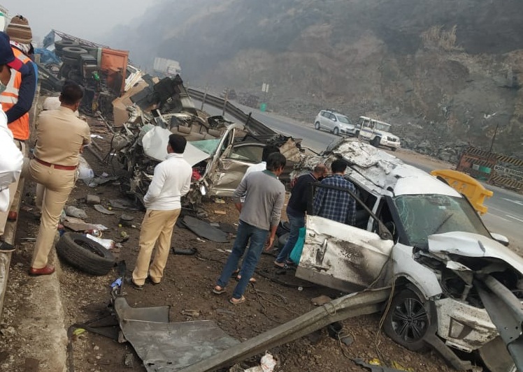 road accident on mumbai pune expressway