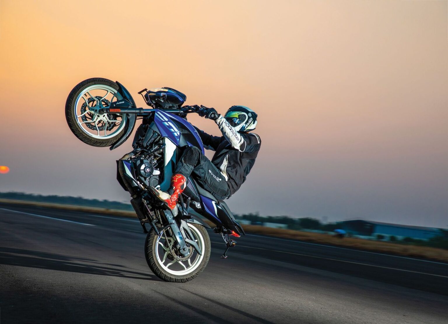 Bajaj Pulsar NS200 creates a record for fastest quarter mile wheelie ...