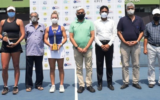SINGLES WINNER WITH CHIEF GUEST