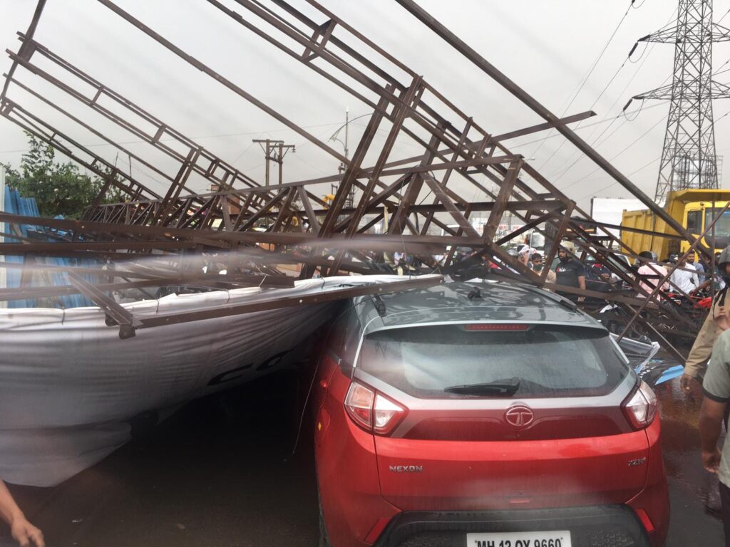 hoarding falls on vehicles in Hinjewadi IT Park