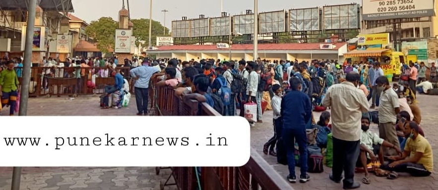 crowd at pune railway station