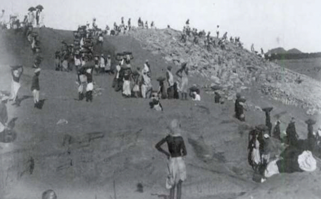 Laborers constructing rail way and bridge at Vijayawada in 1890