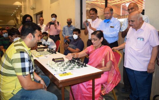 The tournament was inaugurated at the hands of Mr.Saurabh Gadgil, MD of PNG Jewellers, Mrs.Madhuri Sahasrabudhe, Corporator. Mr.Prakash Kunte, Mr.Niranjan Godbole also seen in this photo