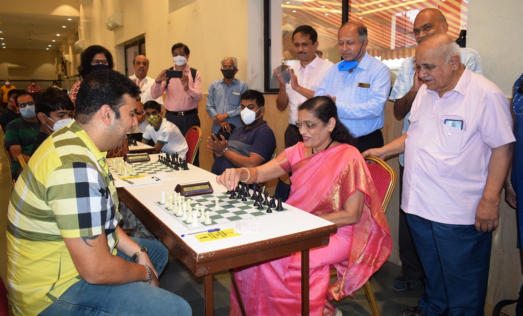 The tournament was inaugurated at the hands of Mr.Saurabh Gadgil, MD of PNG Jewellers, Mrs.Madhuri Sahasrabudhe, Corporator. Mr.Prakash Kunte, Mr.Niranjan Godbole also seen in this photo