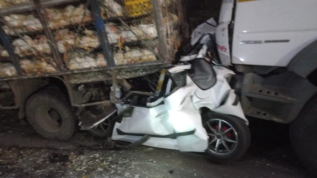 car sandwiched in accident on Expressway