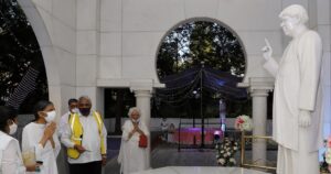 Didi Krishna Kumari paying homage at Sadhu Vaswani's Sacred Samadhi