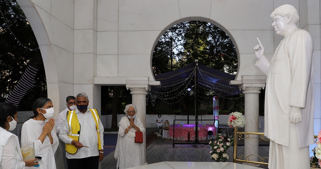 Didi Krishna Kumari paying homage at Sadhu Vaswani's Sacred Samadhi
