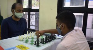 Rujesh Ruikar(Black) making move against IM Vikramaditya Kulkarni(White) in the first round