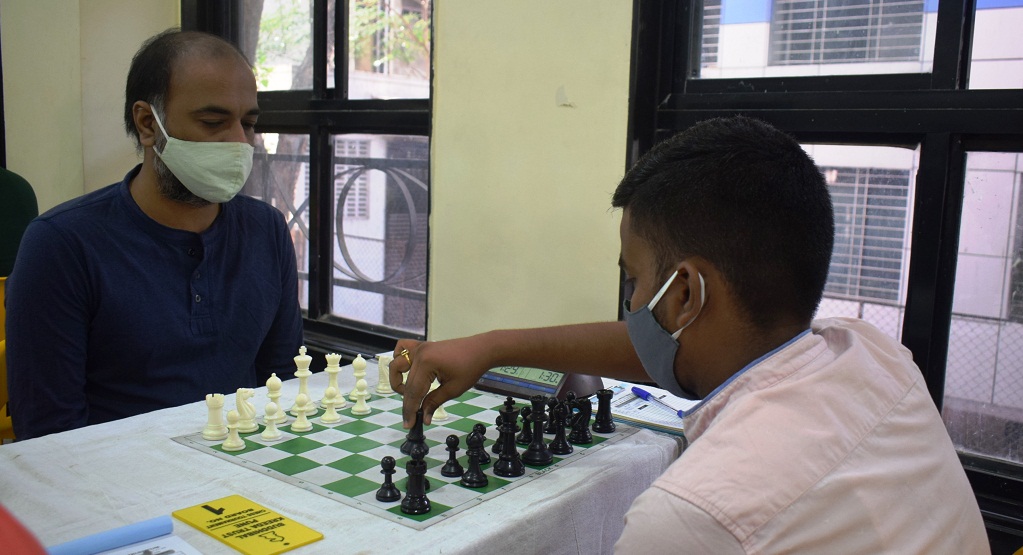 Rujesh Ruikar(Black) making move against IM Vikramaditya Kulkarni(White) in the first round