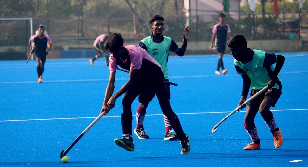 boys play hockey snbp