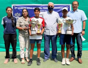 Boys and Girls Singles winner Tavish Pahwa and Aahan with chief guest