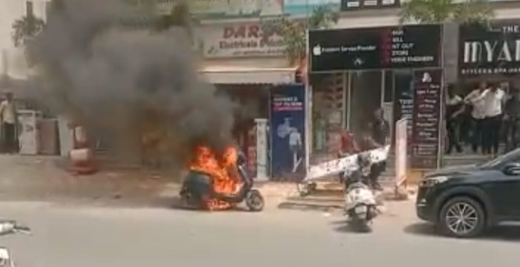 ola electric scooter catches fire in Pune