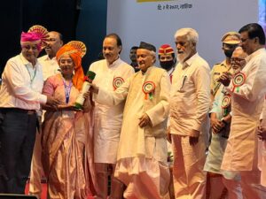 Dr. Prajakta Kale getting the award