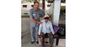 Pune RPF ASI saves live of man trapped between train and platform
