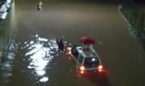 SUV Car Flood Pune, Rescued By Fire Brigade