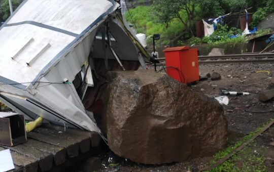 Stones Fell On Security Cabin Between Monkey Hill And Thakurwadi Railway Stations During Landslide