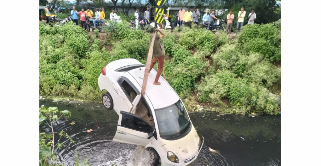 Car Falls Into Old Canal At Hadapsar