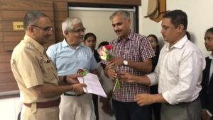 Citizens Give Rose to Police In Pune