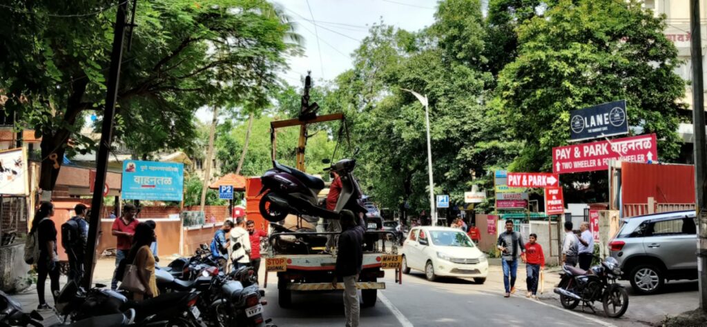 pune traffic police towing vehicle from no-parking zone