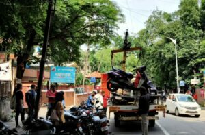 pune traffic police towing vehicle from no-parking zone