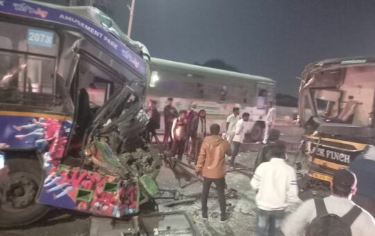 Head-On Collision Between PMPML And Luxury Travel Buses in Pune