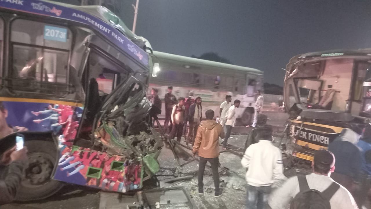 Head-On Collision Between PMPML And Luxury Travel Buses in Pune