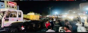 Fatal accident on Pune-Solapur National Highway in Uruli Kanchan, one dead and four injured