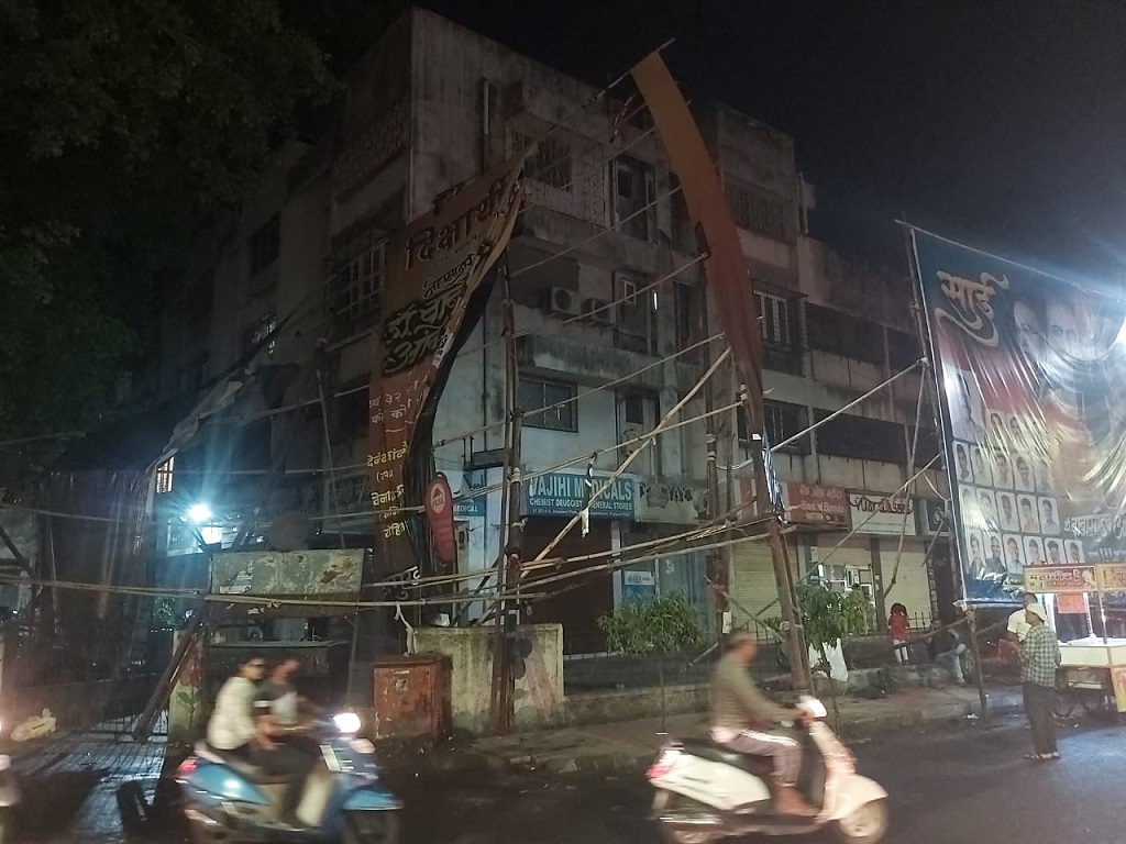 hoarding fell down in Pune