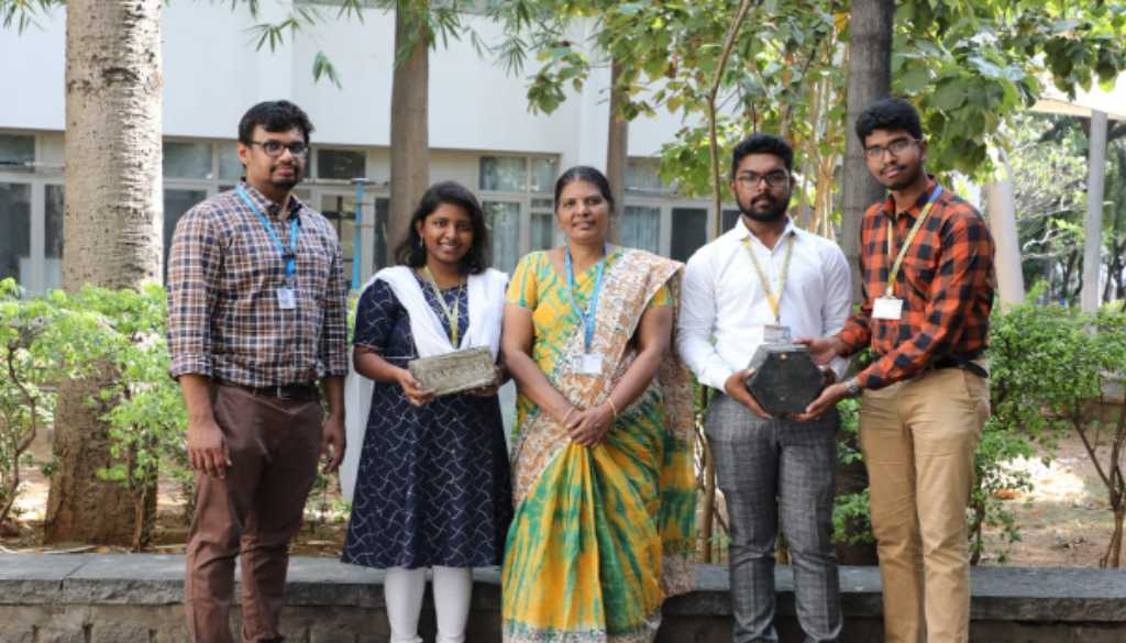 Smart Hackathon teamwith bricks (1)