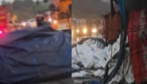 Truck Overturns On Mumbai-Pune Expressway (1)