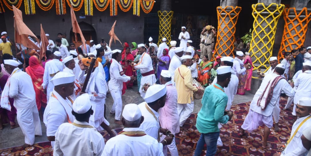 Pune: Sant Dnyaneshwar Maharaj Palkhi Sets Off On Sacred Journey To Pandharpur From Alandi 