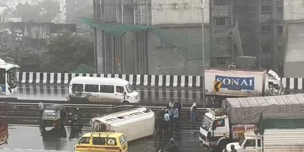Pune: Steering Rod Failure Causes Tempo Traveler To Overturn At Chandni Chowk, Passengers Suffer Injuries