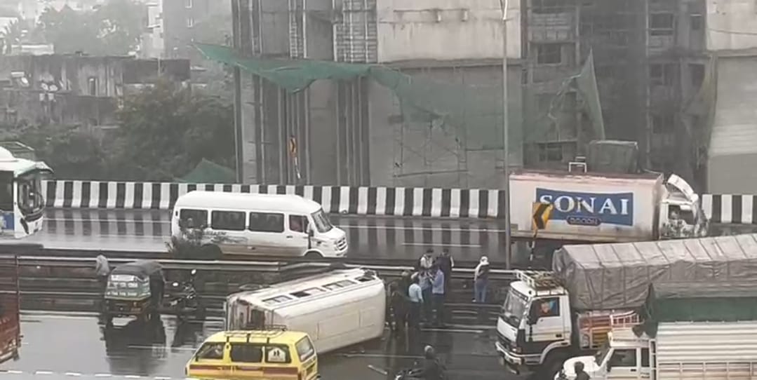 Pune: Steering Rod Failure Causes Tempo Traveler To Overturn At Chandni Chowk, Passengers Suffer Injuries