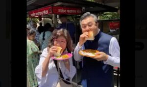 Japanese ambassodor enjoys Vada Pav in Pune