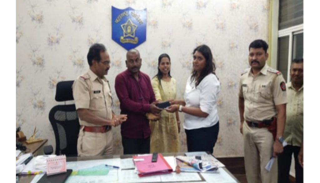 Autorickshaw Driver Returns Woman's iPhone To Police, Praised For Honesty