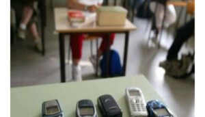 Electronic Device and mobile phone sized in exam