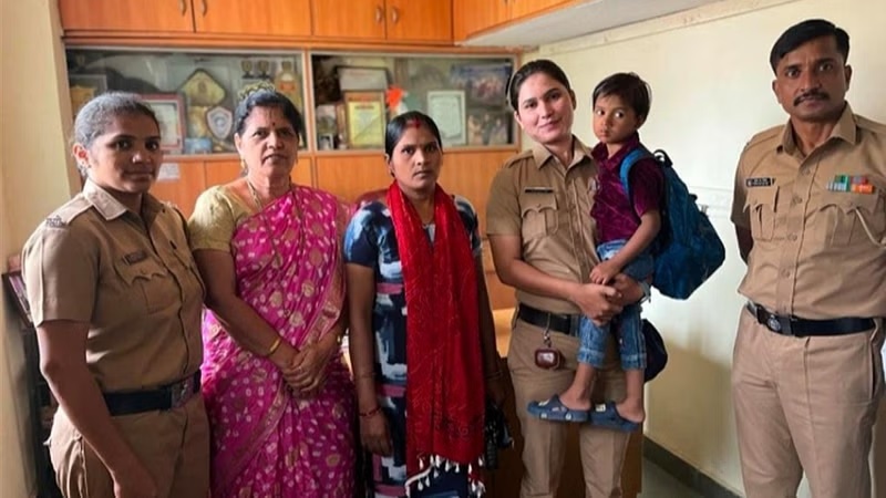 Pune Police Rescue Three-Year-Old Girl Wandering Alone in Warje Malwadi, Reunite Her with Parents