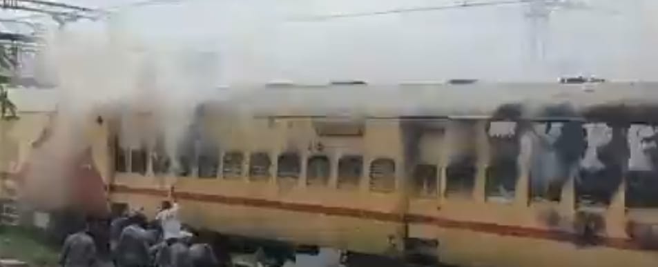 Pune: Sudden Fire Breaks Out in Railway Coach at Daund Railway Station