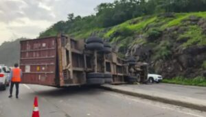 Container Overturns Causing Traffic Standstill Mumbai-Pune Expressway