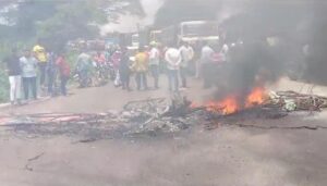 Bandh Called In Khed To Protest Over Jalna Incident, Protestors Set Tyres On Fire