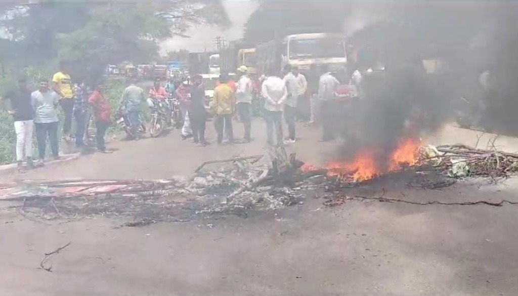 Bandh Called In Khed To Protest Over Jalna Incident, Protestors Set Tyres On Fire