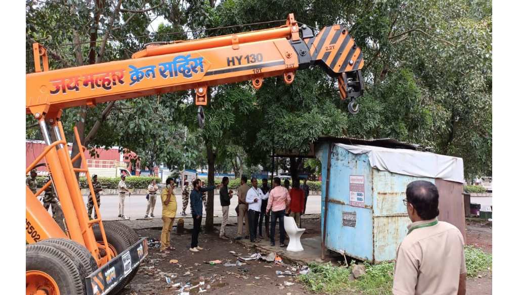 PCMC Takes Action Against Abandoned Vehicles And Teen Shades