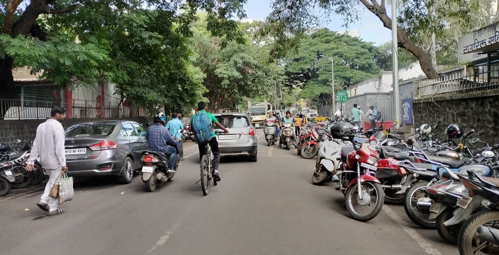 Parking problem outside Pune Police Commissioner office