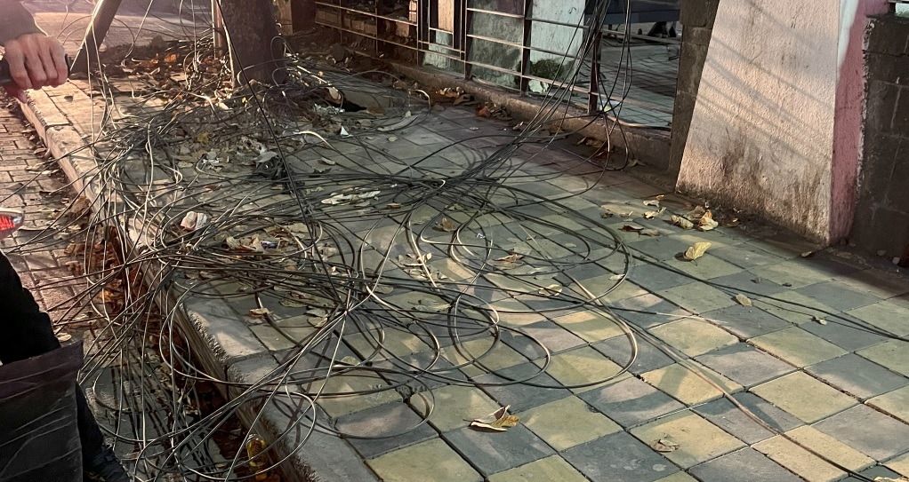 Wires on roads in Kalyani Nagar