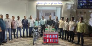 pune police arrest boy with stolen phones