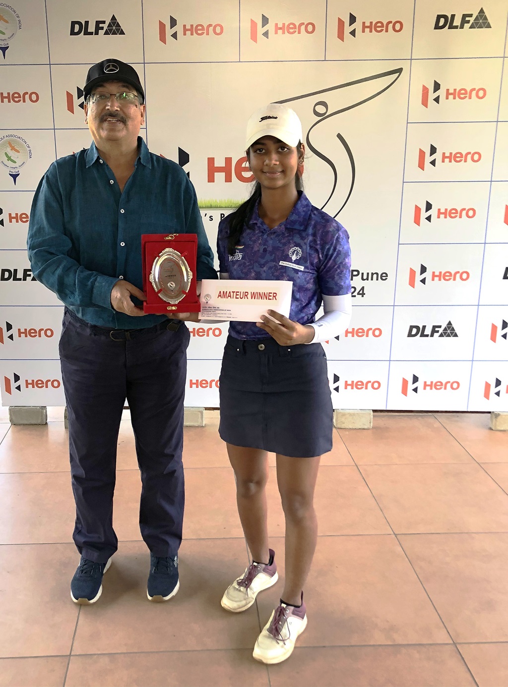 Amateur Nishna Patel receiving winner's award and trophy from Mr. Ikram Khan-Captain PCGC