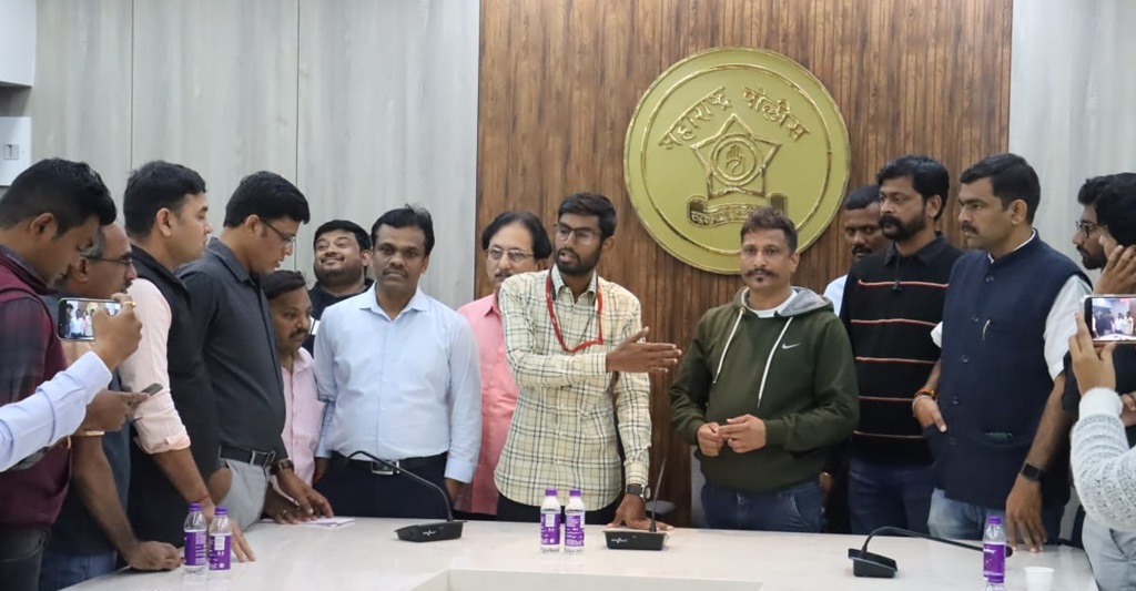 Dnyaneshwar Choutmal and Nikhil Karandikar narrating the whole incident.