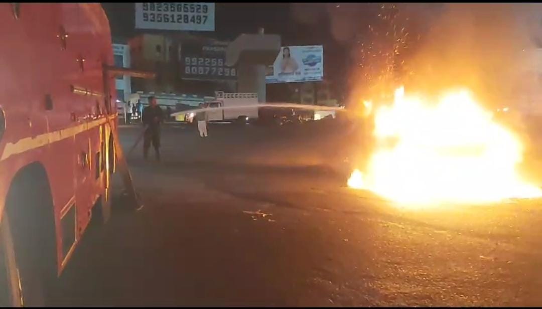 Pune Fire Engulfs CNG Car at Katraj Chowk, Nobody Injured Punekar News