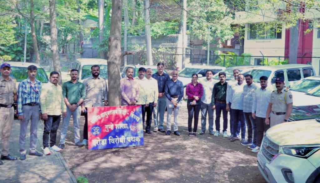11 stolen cars worth Rs 1.57 crore seized टोळीकडून १.५७ कोटी रुपयांच्या ११ चोरीच्या गाड्या जप्त